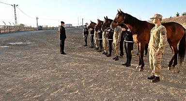 Tuğgeneral Avkıran’dan atlı jandarma timine ziyaret