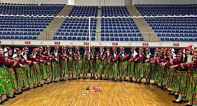 Van’da Kerim Tuncer Ortaokulu’ndan Halk Oyunlarında Büyük Başarı
