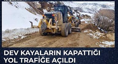 Dev Kayaların Kapattığı Yol Trafiğe açıldı