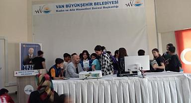 Ulusal Yazar Albert Yetkin okurları ile buluştu