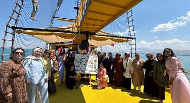 Kadınlar Van Gölü'nde Dayanışma İçin Bir Araya Geldi
