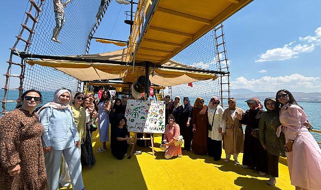 Kadınlar Van Gölü'nde Dayanışma İçin Bir Araya Geldi