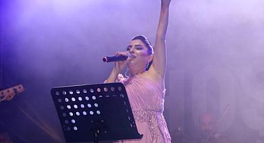Edremit'te Rojda coşkusu: Konser alanı doldu taştı