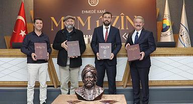 Kürt edebiyatının büyük abidesi, Ehmedê Xanî' ölümsüzleştirdi