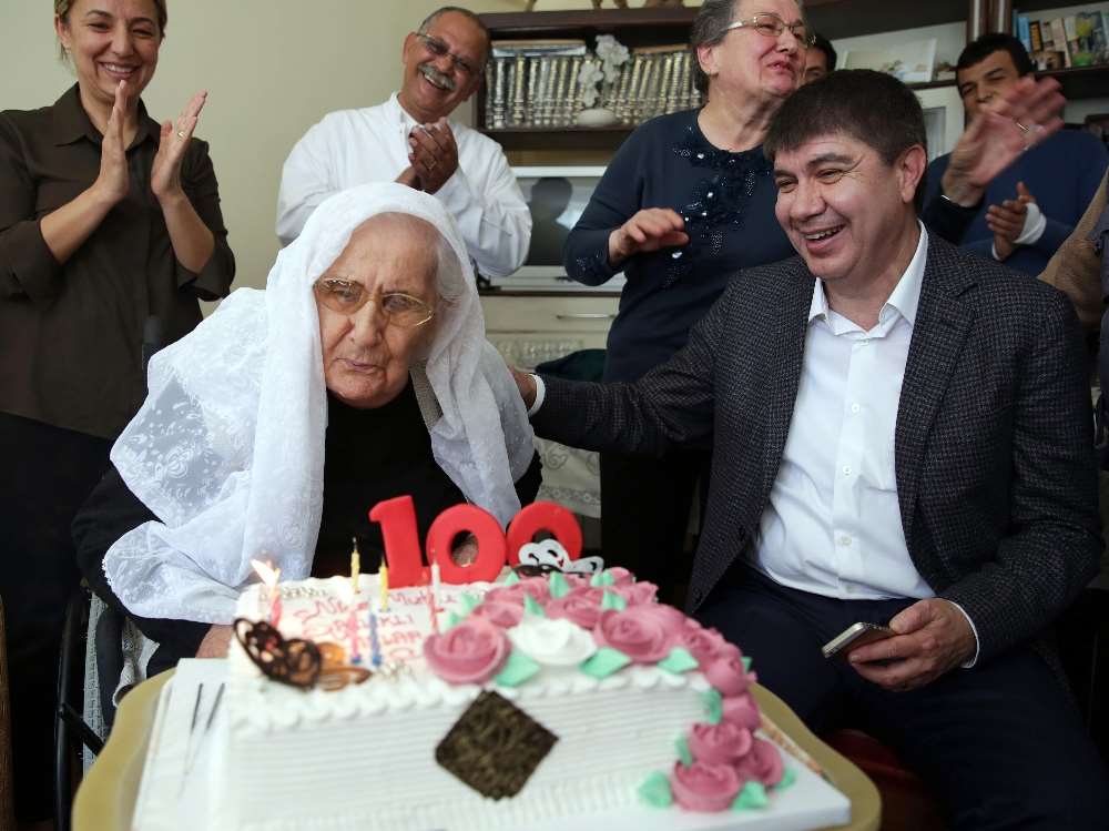 100 Yaşında İlk Kez Doğum Günü Kutladı