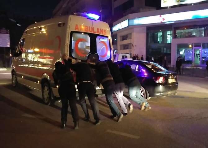 112 Ambulansının İmdadına Vatandaşlar Yetişti