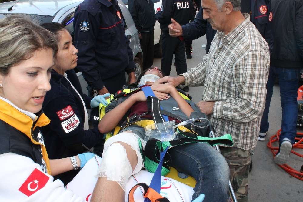 14 Yaşındaki Çocuğun Bacağına Demir Saplandı