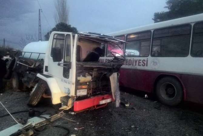 20 Kişinin Yaralandığı Kazada Şoför Hayatını Kaybetti