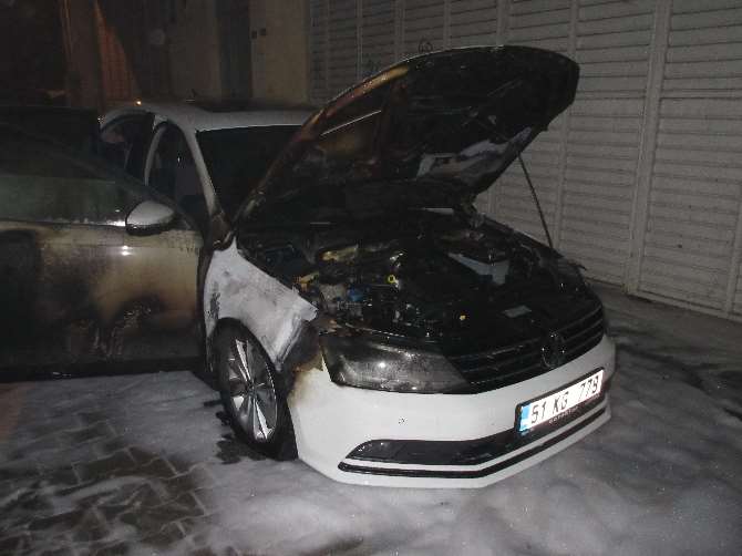 3 Otomobili Kundakladılar