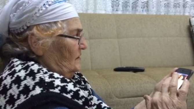 80’lik Ninenin İphone Merakı