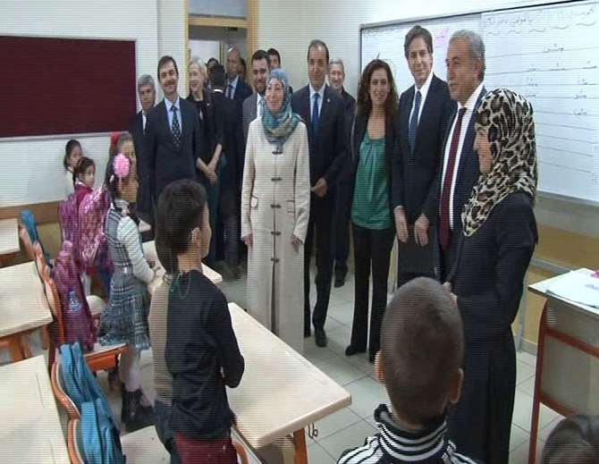 Abd Bakan Yardımcı Suriyeli Çocuklara Kitap Dağıttı