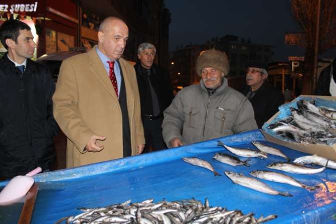 Acun Ilıcalı’nın Vekil Amcası Balık Dağıttı
