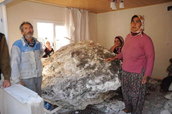 Ağır Misafir Oturma Odasına Daldı !