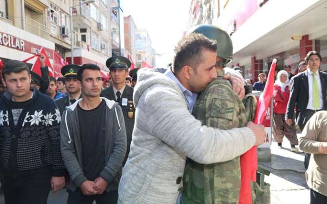 Ağlayan Askeri Vatandaş Teselli Etti
