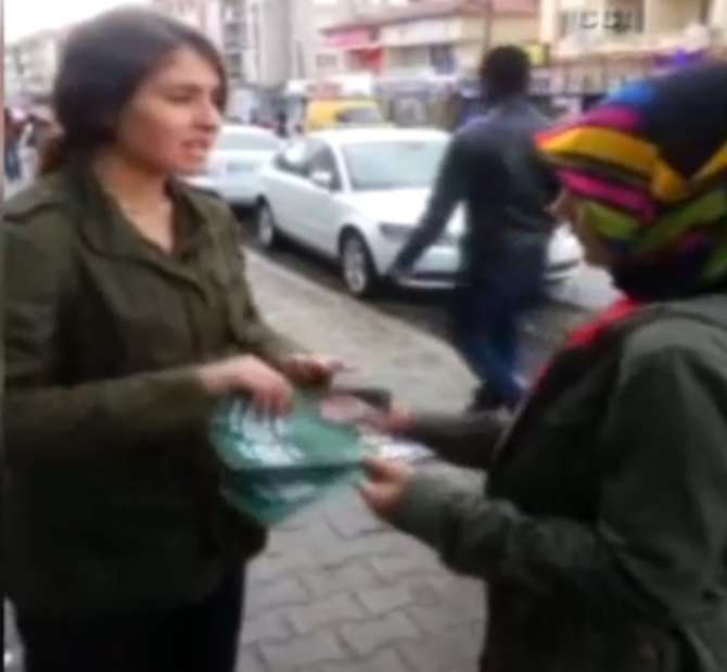 Ak Parti Broşürü Dağıtan Kızlara Saldırıya Suç Duyurusu