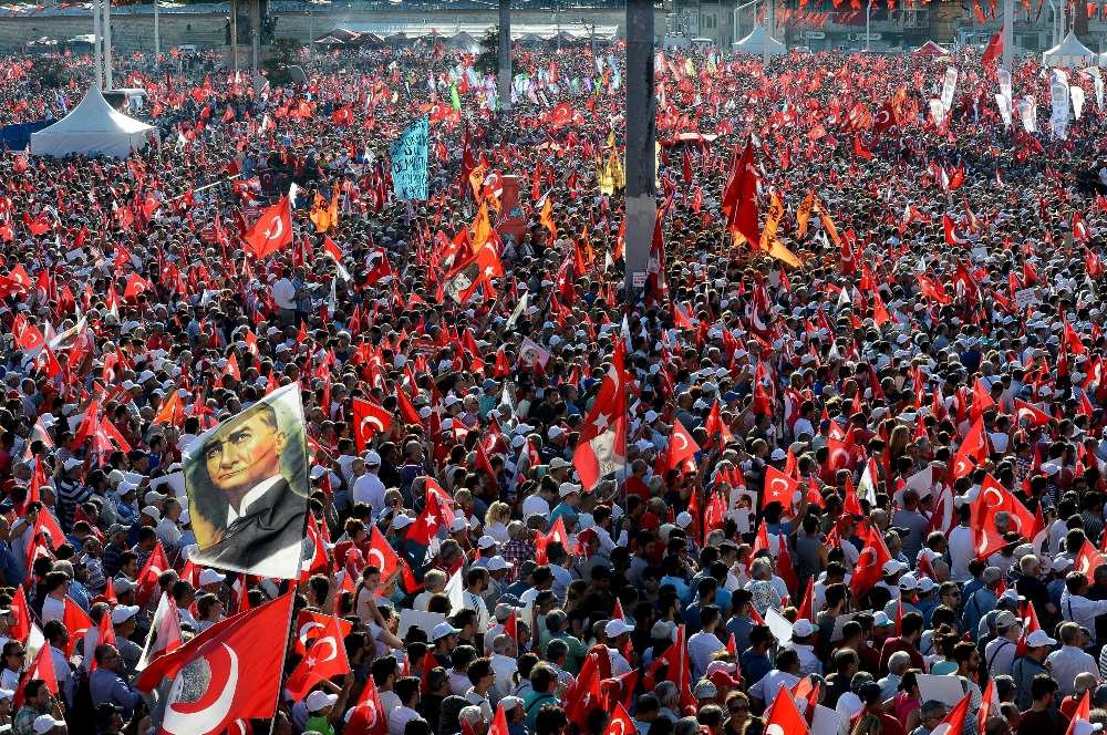 Ak Parti Heyeti Cumhuriyet Ev Demokrasi Mitinginde