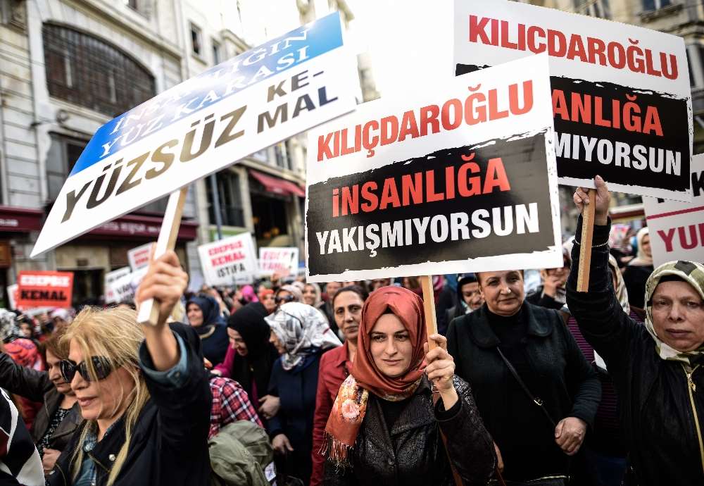 Ak Partili Kadınlar Kılıçdaroğlu’nu Protesto Etti