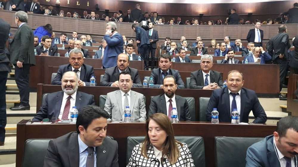 Ak Parti’ye Geçtiler: Rozetleri Davutoğlu Taktı