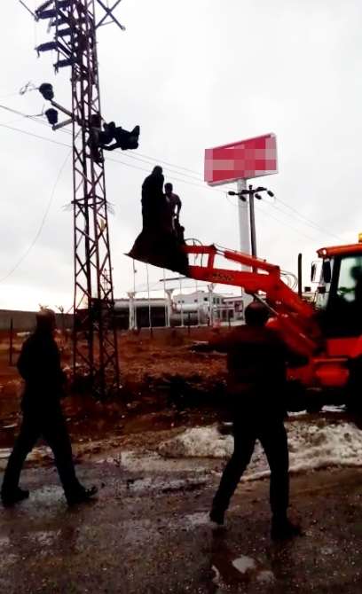 Akıma Kapıldı, Direkte Kaldı
