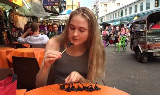 Akrepleri Kıtlıktan Çıkmış Gibi Mideye İndirdi