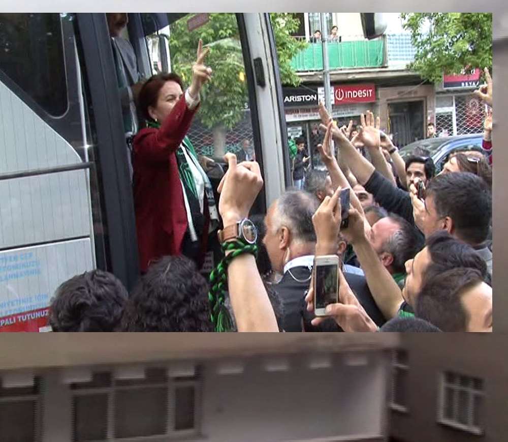 Akşener Taraftara ’üçlü’ Çektirdi