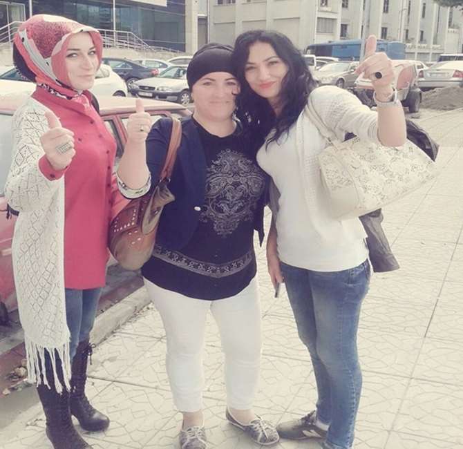 Aldatılan Kadınlardan Zafer Pozu