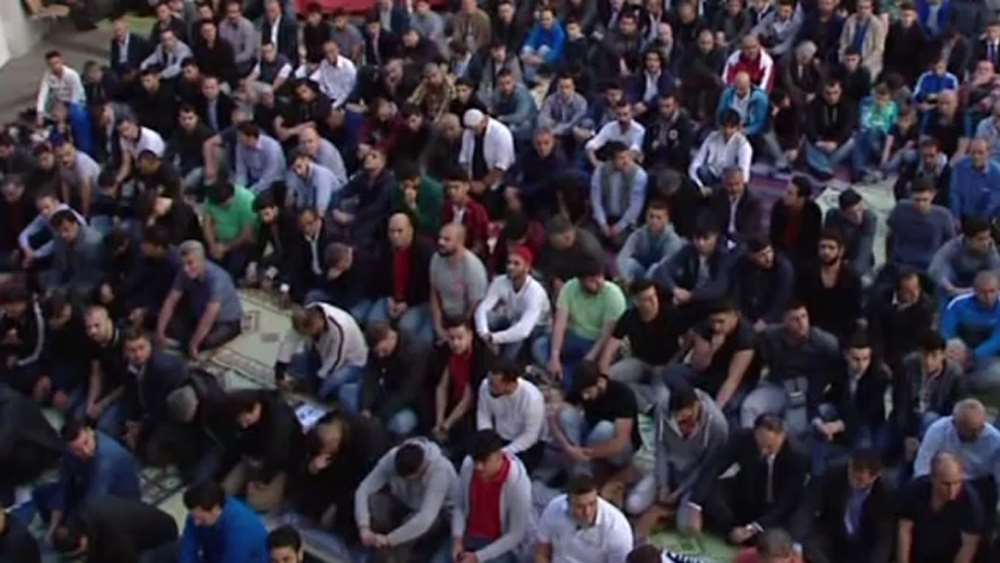 Almanya’daki Türkler Camilere Akın Etti