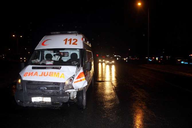 Ambulansa Minibüs Çarptı: 5 Yaralı