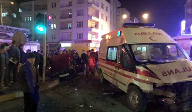 Ambulansla Otomobil Çarpıştı: 1 Ölü