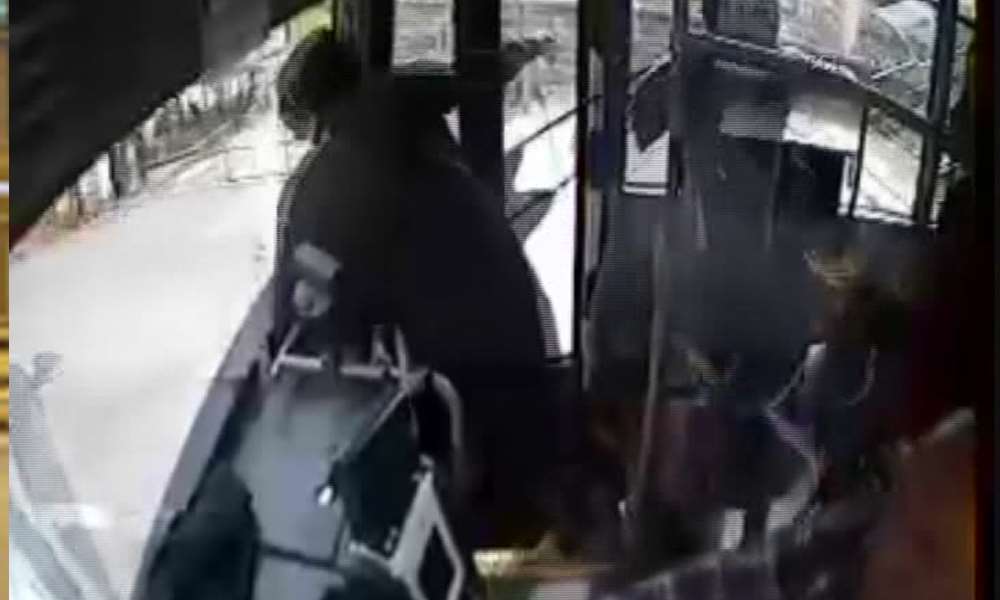 Aniden Dönüştü Yapınca Otobüsle Çarpıştı: 3 Yaralı