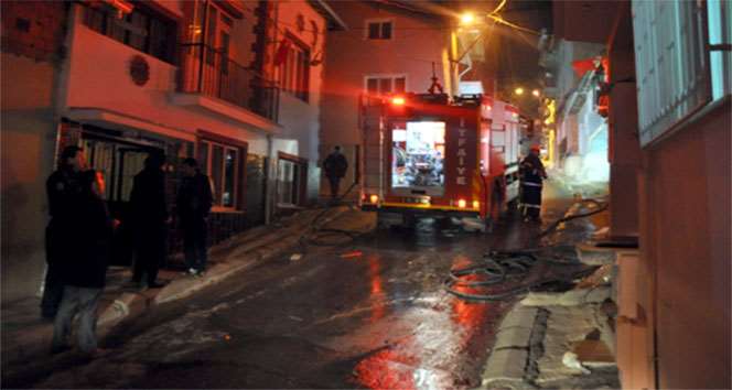 Anne Panikleyip Çıktı, Baba Çocukları Yangından Güçlükle Kurtardı!