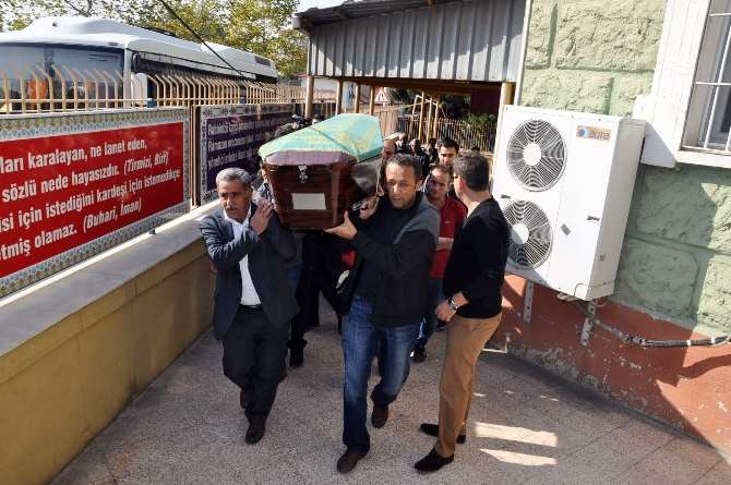 Annesi Kayboldu, Babası Öldü, Kardeşi İntihar Etti..