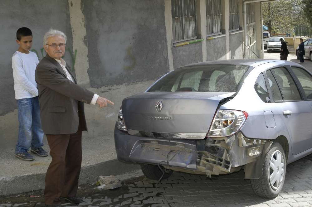 Arabasına Çarptılar, Dayak Atıp Kaçtılar