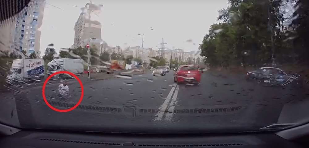 Araçtan Savruldu, Hiçbir Şey Olmamış Gibi Kalktı!