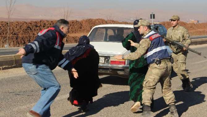 Arazi Kavgasında Kadınlar 3 Evi Ateşe Verdi