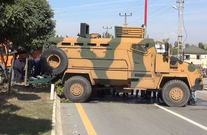 Askeri Araç Kaza Yaptı: 1 Ölü, 3 Yaralı