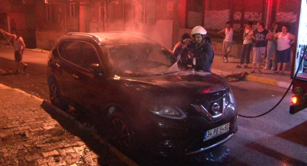 Ataşehir’de İki Araç Kundaklandı