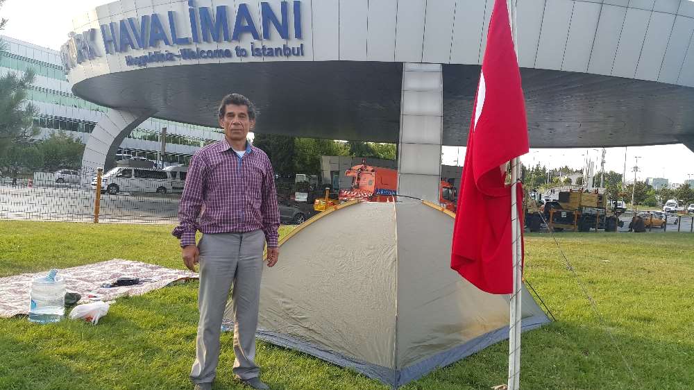 Atatürk Havalimanı Girişinde Demokrasi Çadırı
