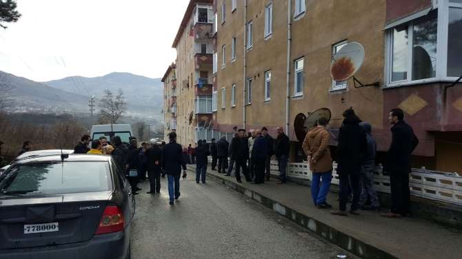 Babasını Öldürdü: 3 Kişiyi Yaralayıp İntihar Etti