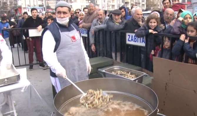 Bağcılar’da Vatandaşa 3 Ton Hamsi İkram Edildi