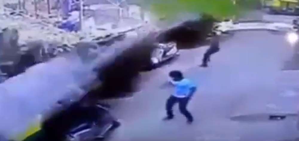Bahçe Duvarı Çöktü: 2 Kişi Ölümden Döndü !