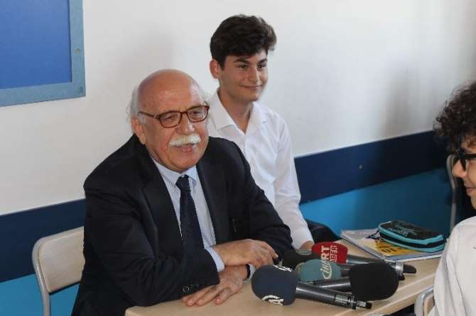 Bakan 45 Yıl Sonra Aynı Sırada