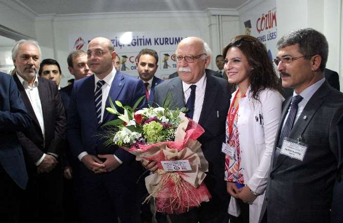 Bakan Aşure Dağıttı, Esnafı Ziyaret Etti
