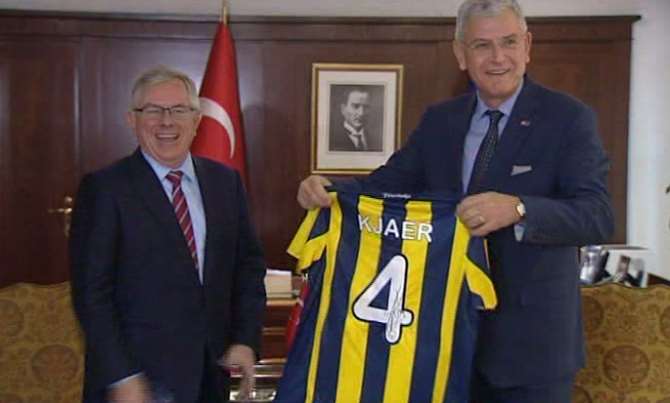 Bakan Bozkır’a İmzalı Kjaer Forması