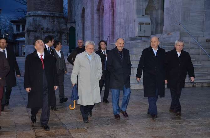 Bakan Sabah Namazı Sonrası Vatandaşla Çorba İçti