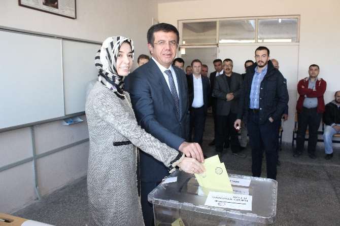 Bakan Zeybekçi Oyunu Denizli’de Kullandı