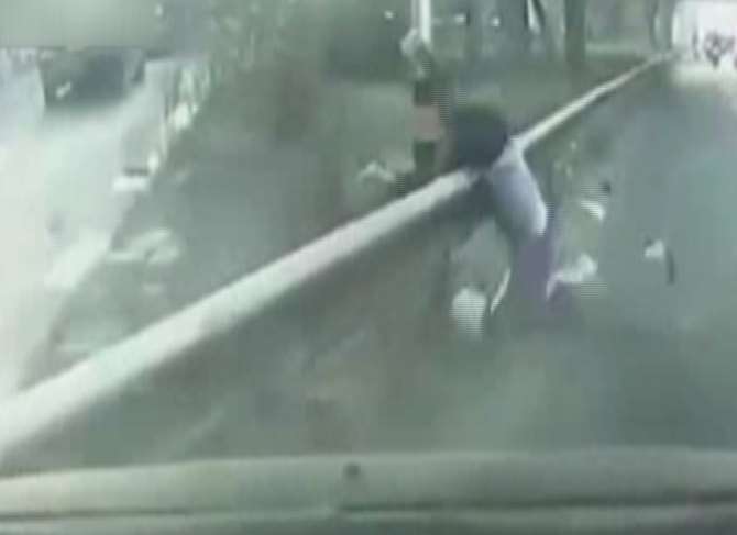Bariyerlere Çakıldı! Hiçbir Şey Olmamış Gibi Kalktı