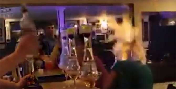 Barmenin Alev Şovu Kadını Öldürüyordu !