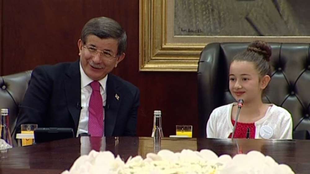 Başbakan Davutoğlu’nun Koltuğuna Oturdu
