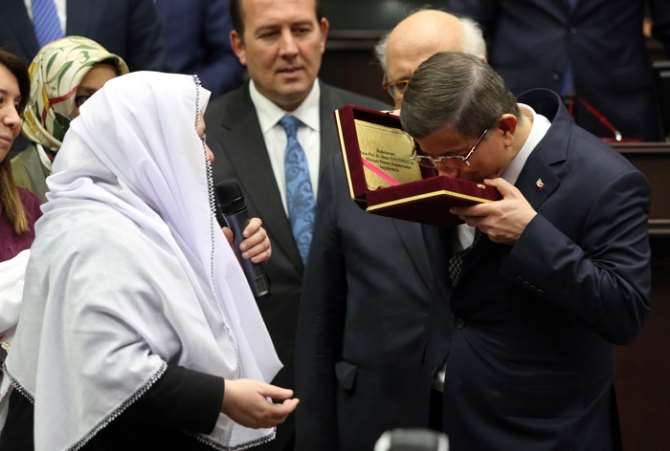 Başbakan’a Tarihi Kur’an-ı Kerim Hediye Edildi